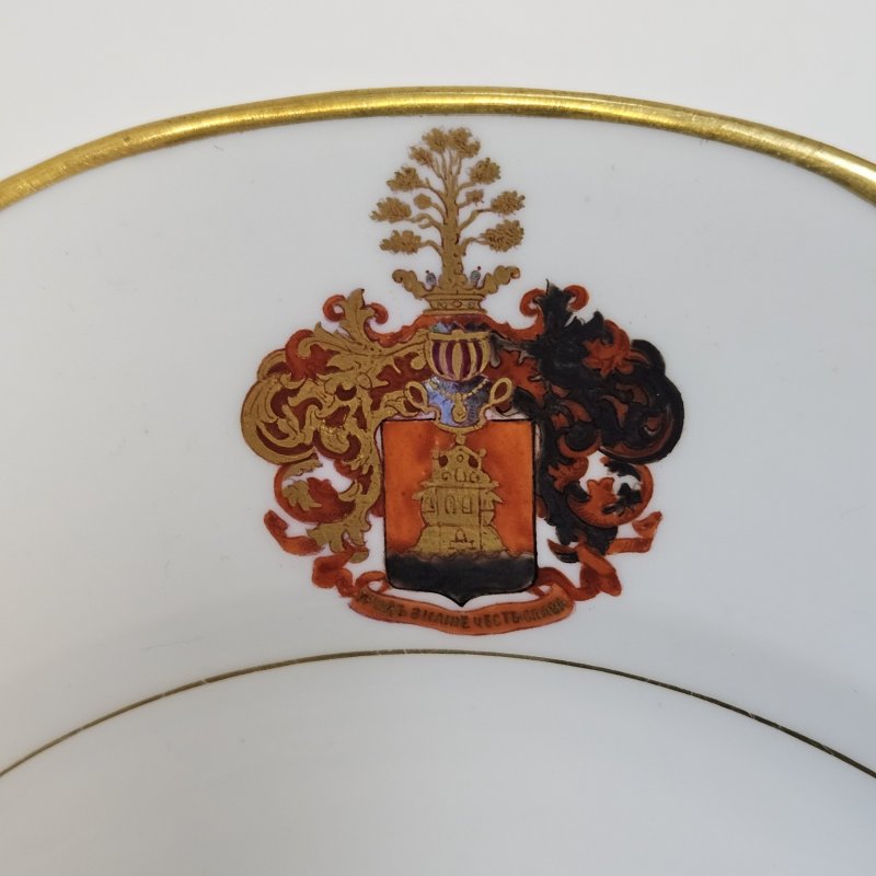 Старинная фарфоровая тарелка с гербом рода Петра Вейнера