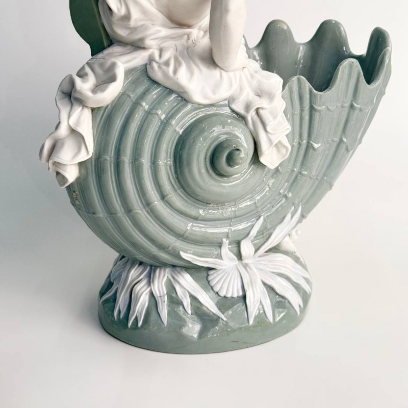  Путти с музыкальным инструментом на раковине