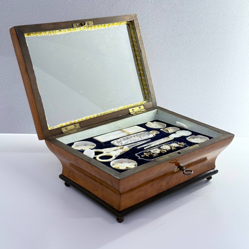 Антикварная французская шкатулка Palais Royal (Пале-Рояль) с дорожным туалетным набором и набором для шитья и для украшений