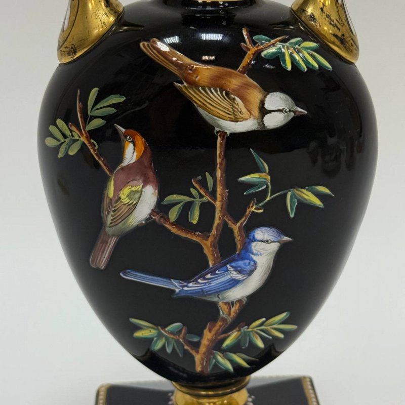 Ваза из черного стекла с эмалью из Богемии