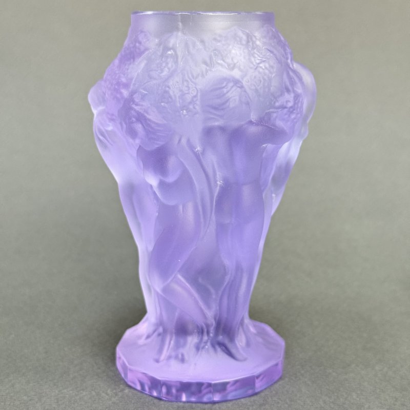 Ваза Вакханки в стиле Артдеко из аметистового стекла дизайн 1930г. Г. Хоффманн Чехия 21 в (Н)