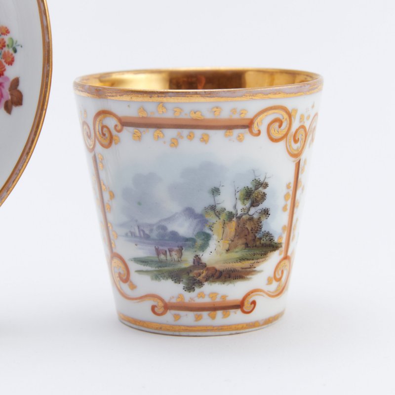 Антикварная чашка с блюдцем с пейзажной росписью.