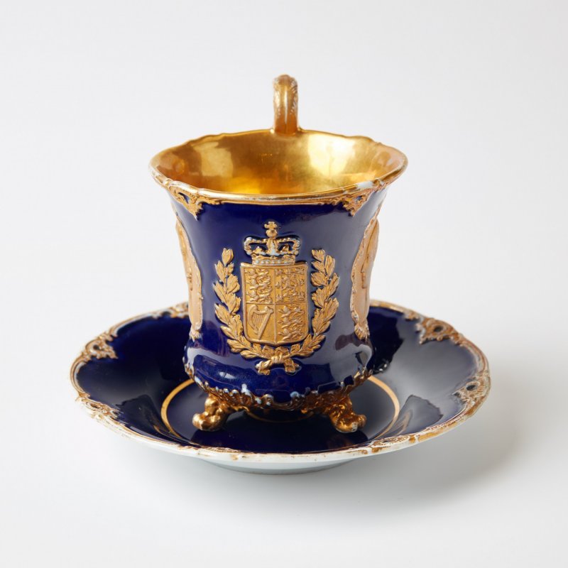 Коллекционная чашка с блюдцем с портретами королевы Виктории и принца-консорта Альберта. Meissen