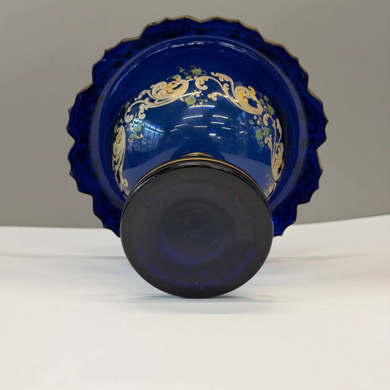 Ваза на ножке (tazza) из кобальтового стекла с росписями . Богемия 1860-1880 гг. 