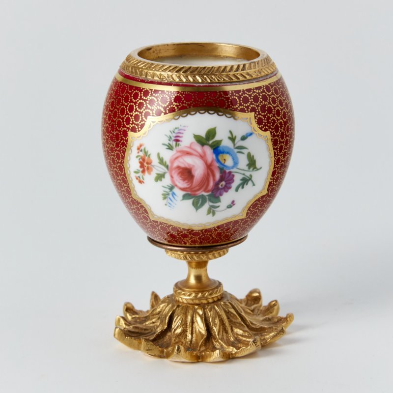 Старинная ваза-кубок с ручной росписью и бронзовым декором 