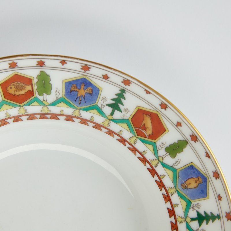 Тарелка суповая с орнаментом в неорусском стиле.