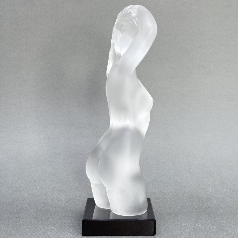 Статуэтка Ингрид в стиле Артдеко сатиновое стекло дизайн 1930г. Г. Хоффманн Чехия 21 в (н)