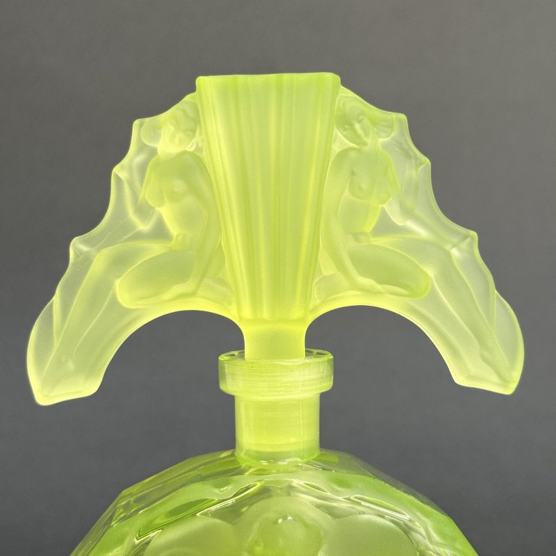 Парфюмерный флакон в стиле Артдеко из вазелинового уранового стекла дизайн 1930г. Г. Хоффманн Чехия 21 в