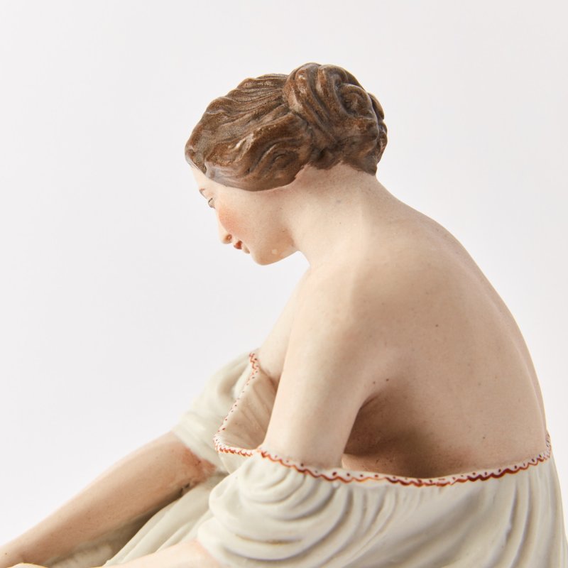 Скульптурная композиция «Девушка, надевающая чулок»