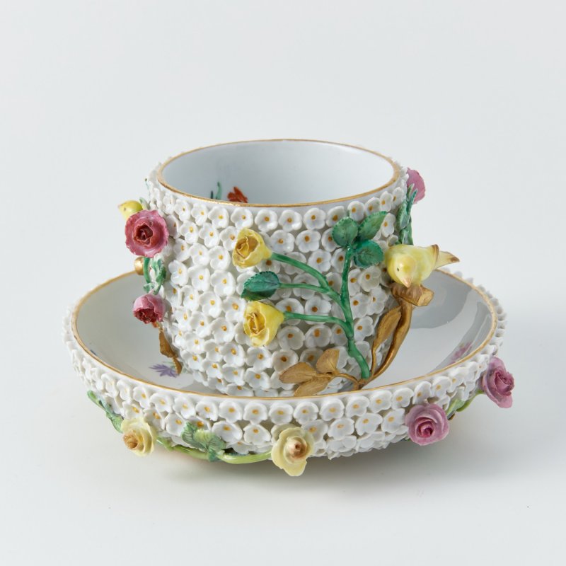 Старинная чашка с блюдцем с лепным декором Snowball blossom