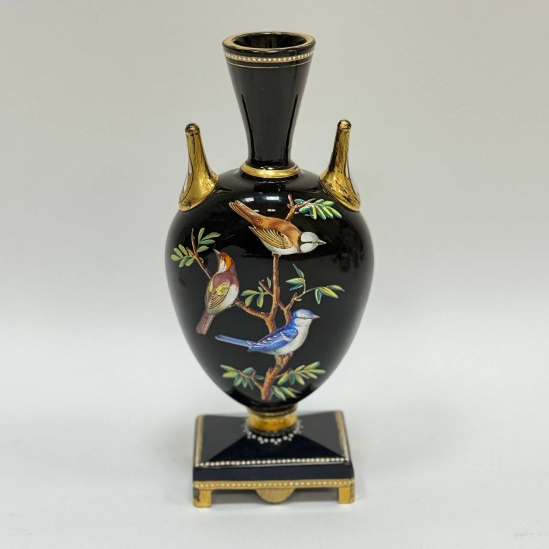 Ваза из черного стекла с эмалью из Богемии