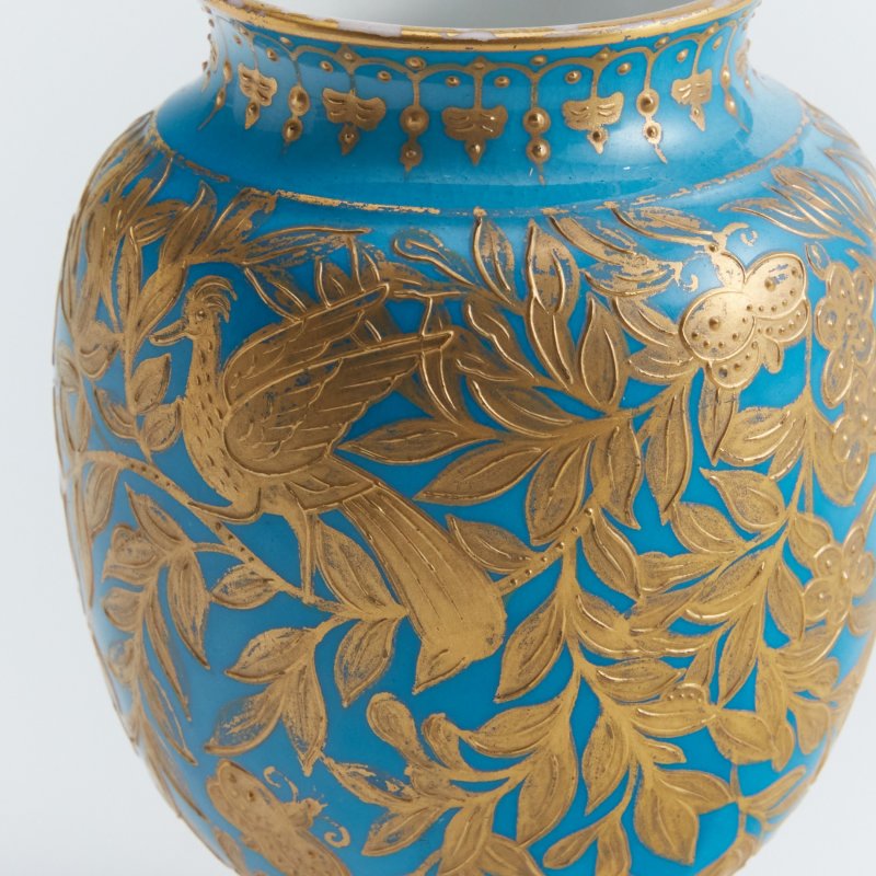 Антикварная вазочка бирюзового цвета с золотой росписью.