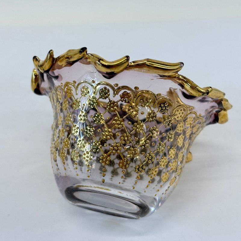 Вазочка с золоченой фигурной ручкой