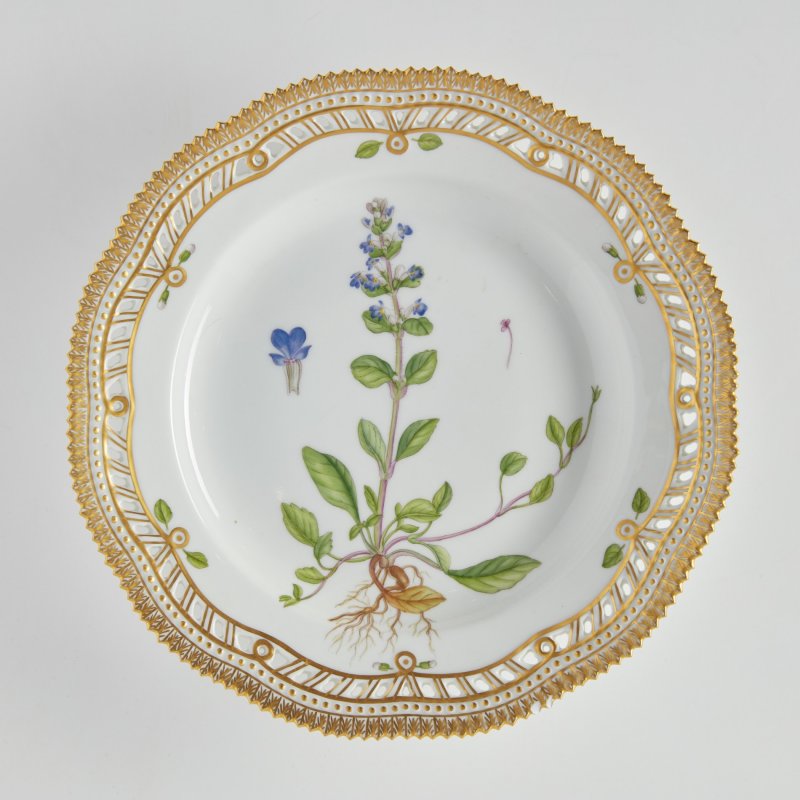     Тарелка “Ajúga réptans“ (“Живу́чка ползу́чая”) из сервиза Flora Danica.