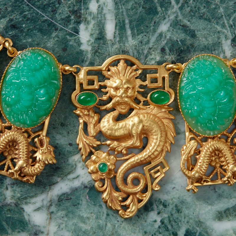 Коллекционное ожерелье Драконы с зелеными камнями 
