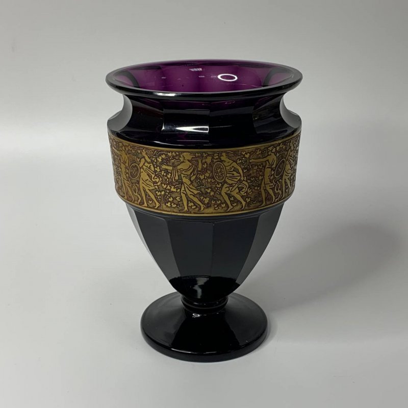 Старинная ваза фиолетового оттенка с позолоченным декором и амазонками