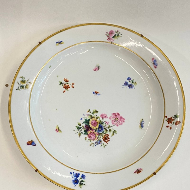 Блюдо с расписным изображением цветов и бабочек. ИФЗ