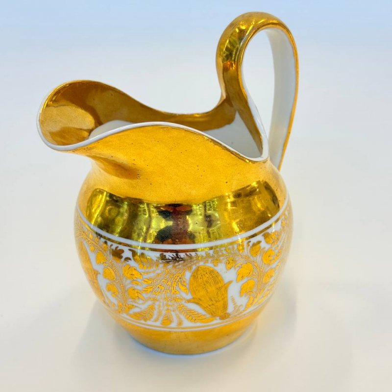 Молочник со стилизованным золоченым растительным орнаментом Желуди