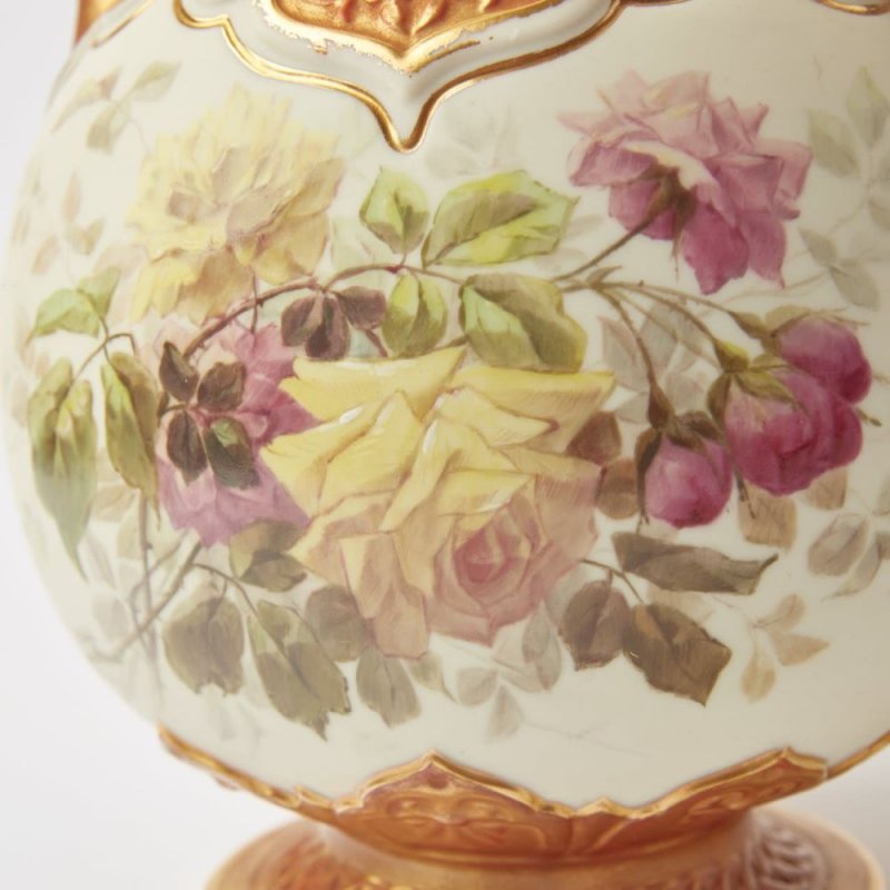 Фарфоровая старинная ваза. 