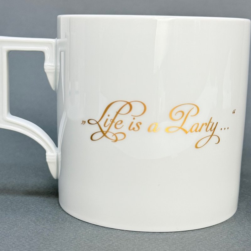 Большая кружка Meissen × Michael  Meibus  серии «Legends Blowing Bubbles Collection» с изображением Audrey Hepburn Германия 2024 г (j)