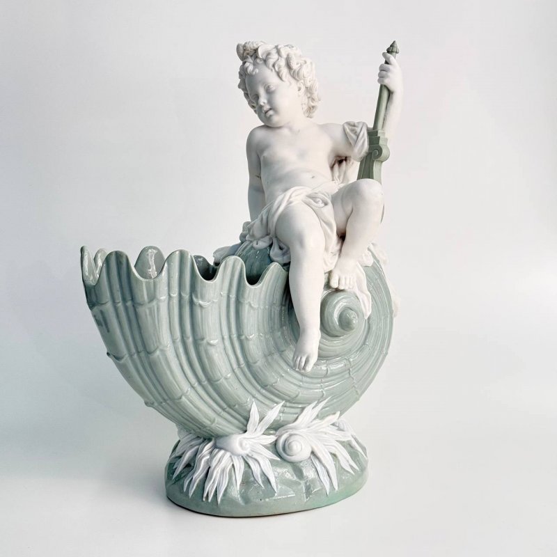  Путти с музыкальным инструментом на раковине