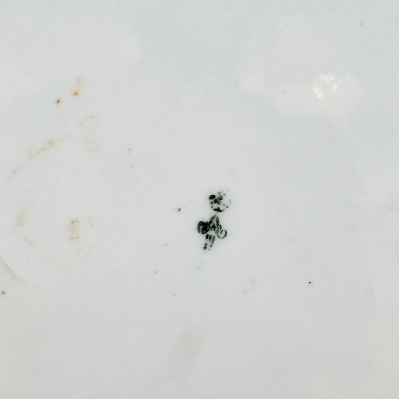 Большое фарфоровое блюдо с изображением летящей птицы и ирисов время правления Александра II