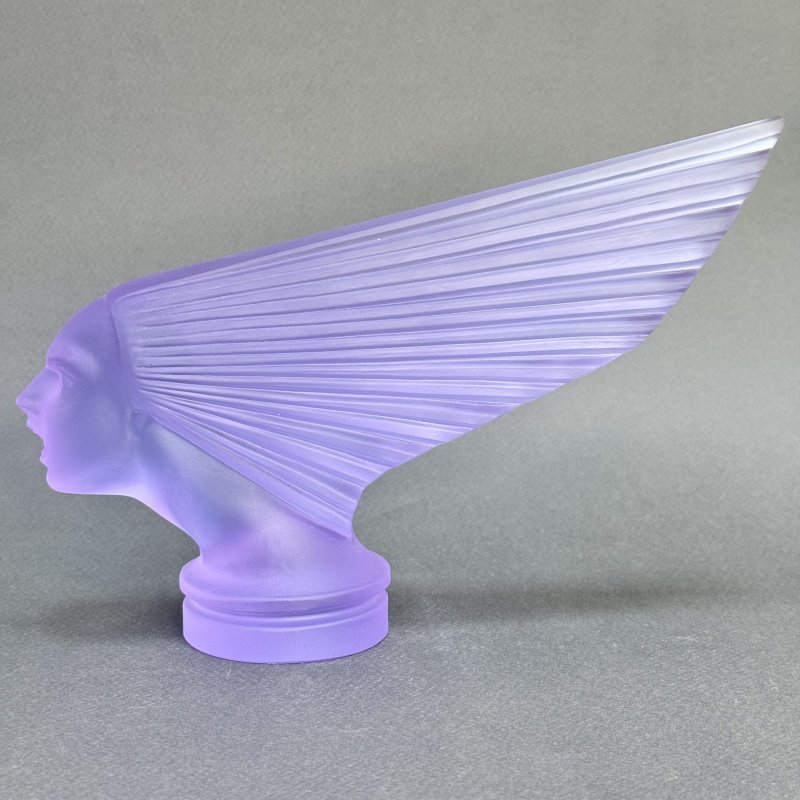 Коллекционная статуэтка-маскот Victoire в стиле Артдеко из аметистового стекла модель  Г.Хоффманн 1930е г Чехия 21