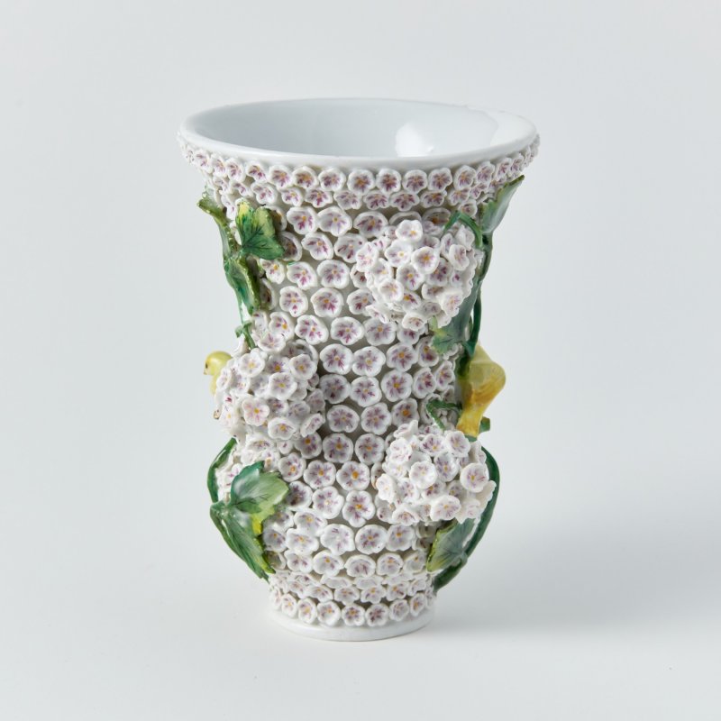 Старинная ваза с лепным декором Snowball blossom.