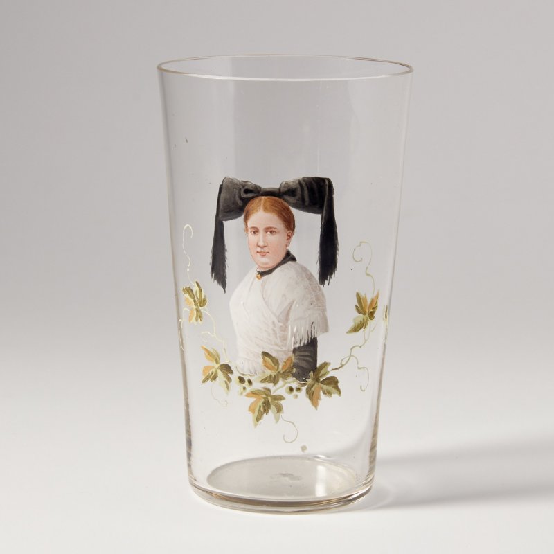 Moser. Старинный стакан ручной работы с портретом женщины