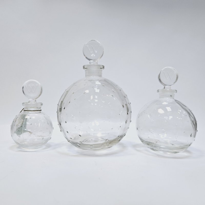 Сет из 3 парфюмерных флаконов Рене Лалик с объемными звездами на корпусе, буквой W на крышках