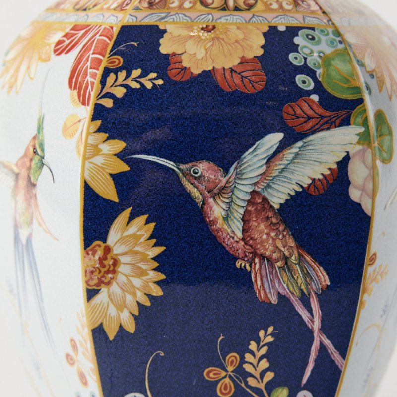 Коллекционная фарфоровая ваза с птицами