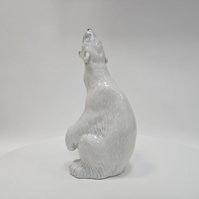 Статуэтка полярного белого медведя