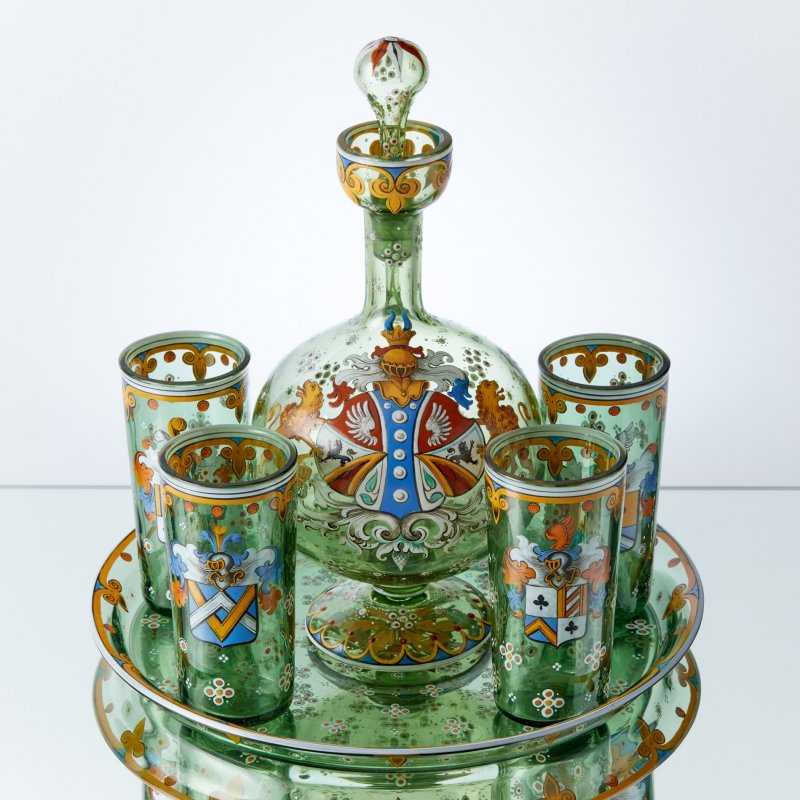 Старинный набор из 6-ти предметов из зеленого стекла с ручной росписью