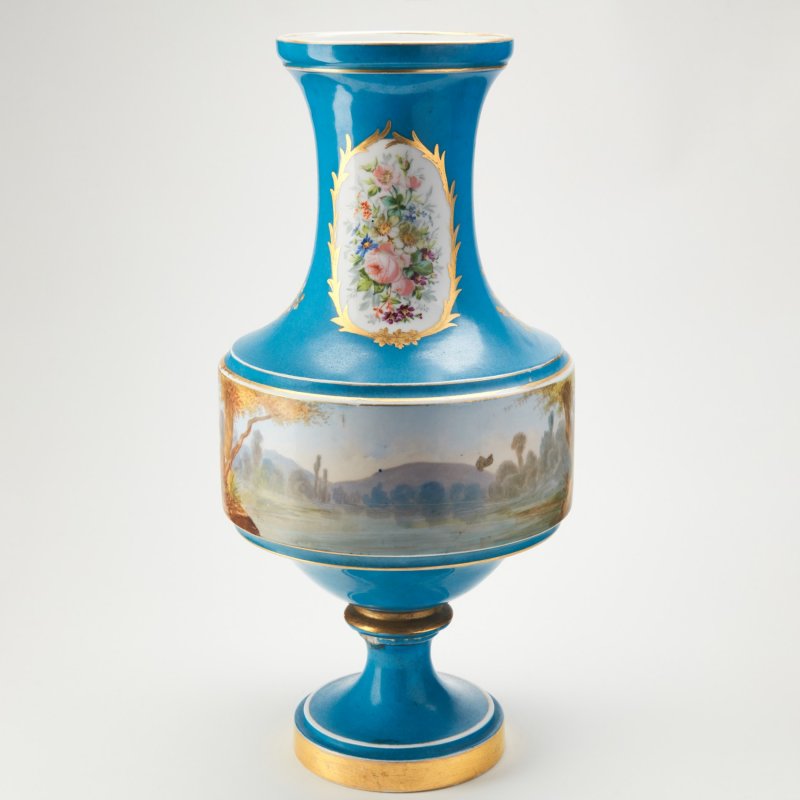 Старинная ваза с ручной росписью