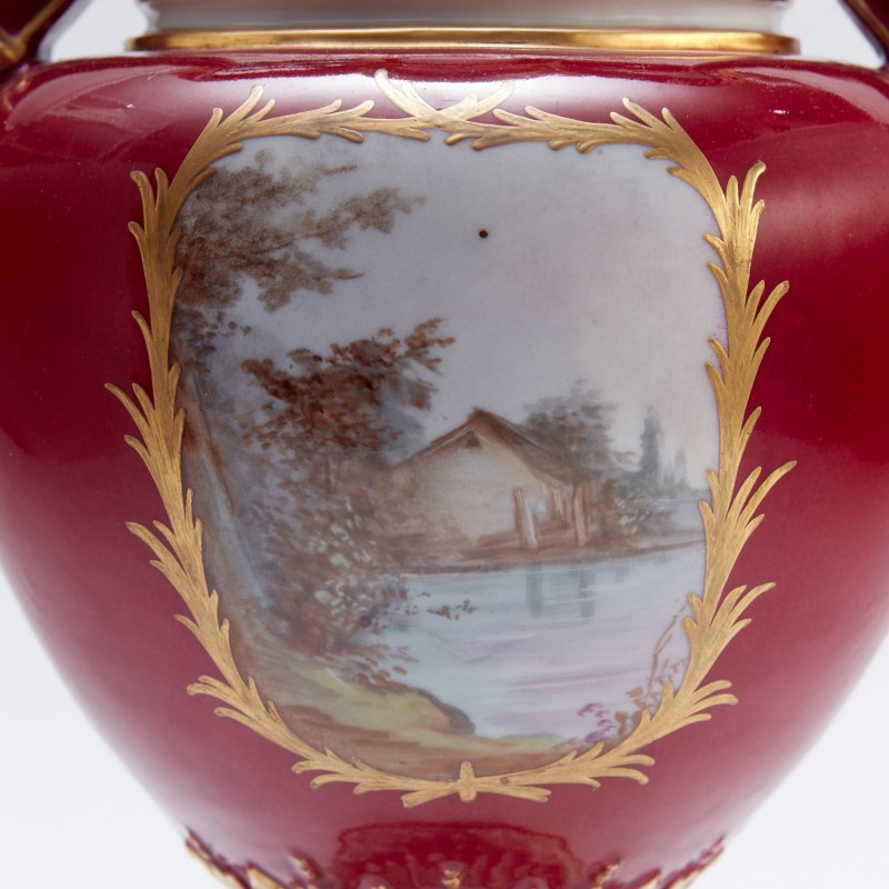 Антикварная ваза в севрском стиле.