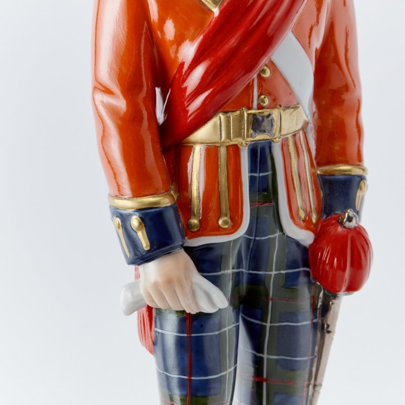Статуэтка солдата в красно-синей форме