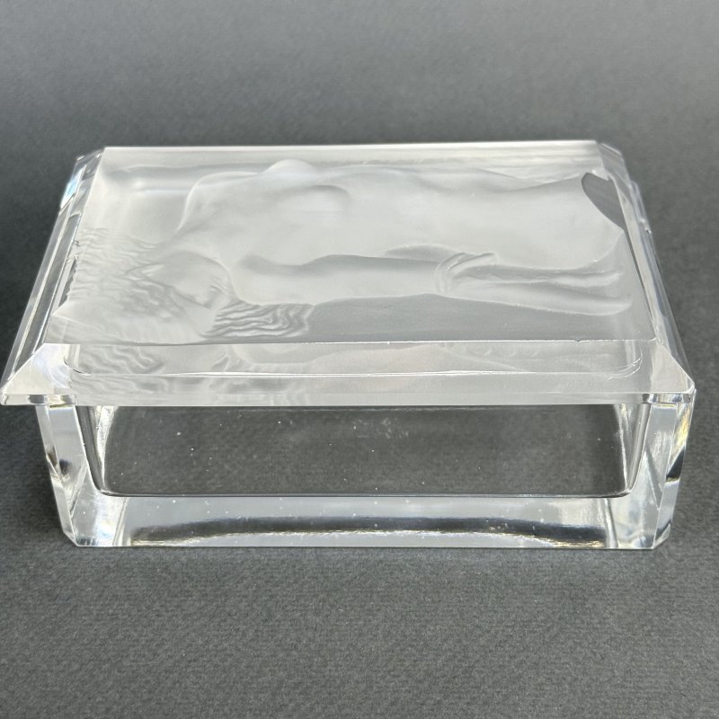 Шкатулка для украшений в стиле Артдеко из сатинового стекла дизайн 1930г. Г. Хоффманн Чехия 21 в