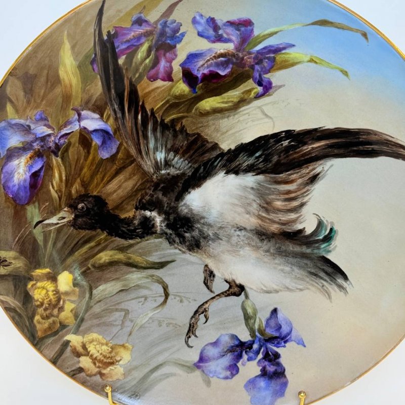 Большое фарфоровое блюдо с изображением летящей птицы и ирисов время правления Александра II