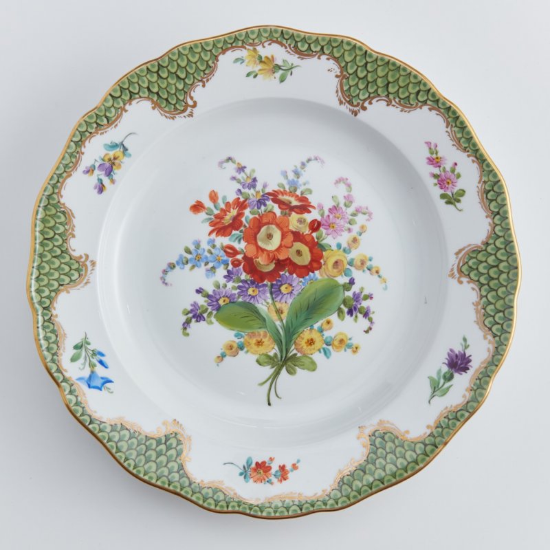 Старинная тарелка с зеленым бортом и цветочной росписью