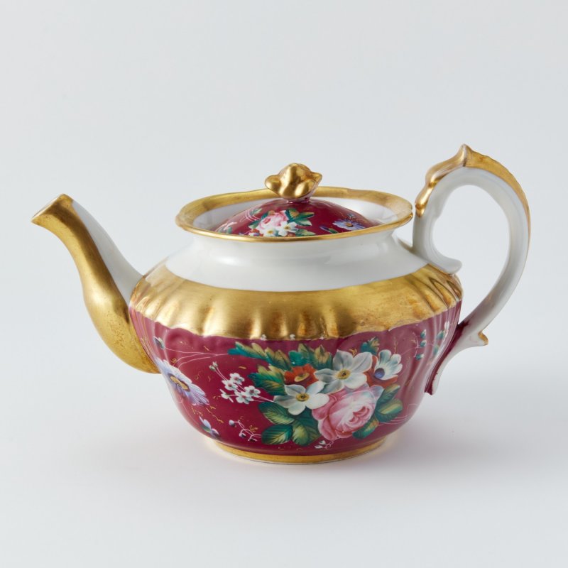 Старинный фарфоровый чайник с ручной росписью