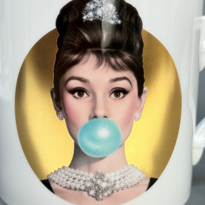 Большая кружка Meissen × Michael  Meibus  серии «Legends Blowing Bubbles Collection» с изображением Audrey Hepburn Германия 2024 г (j)