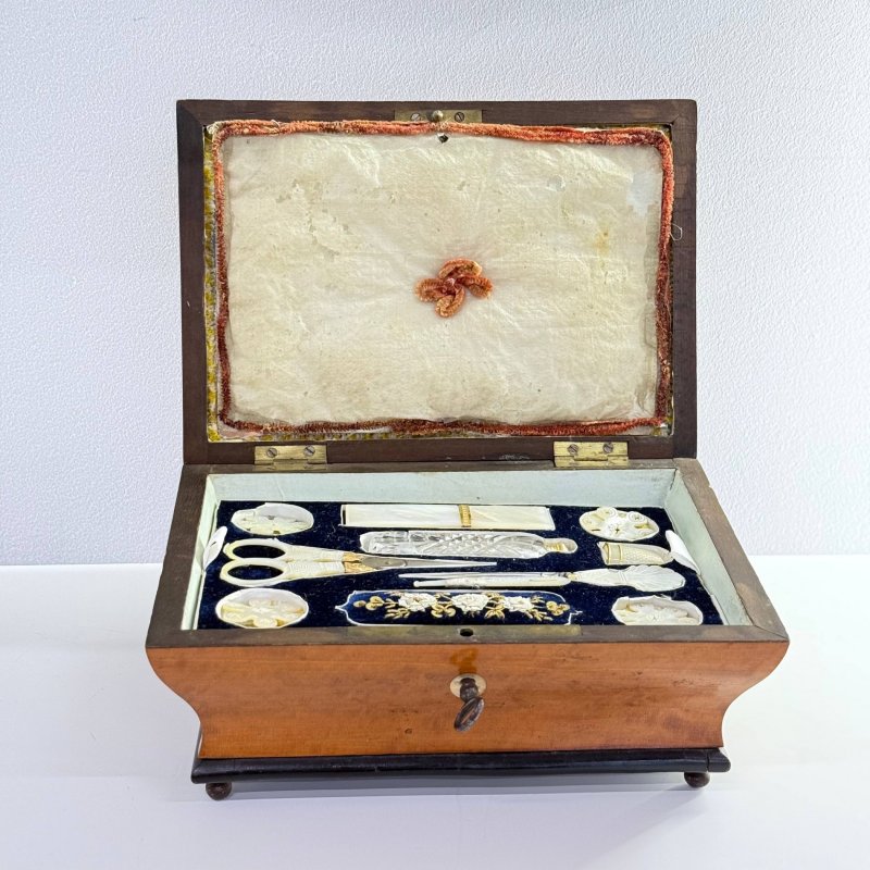 Антикварная французская шкатулка Palais Royal (Пале-Рояль) с дорожным туалетным набором и набором для шитья и для украшений