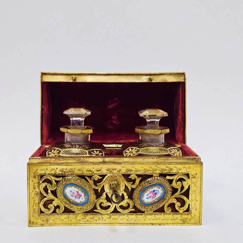 Старинный набор флаконов в бронзовой шкатулке с ключом со вставками из фарфора Sevres? Франция, середина 19 века