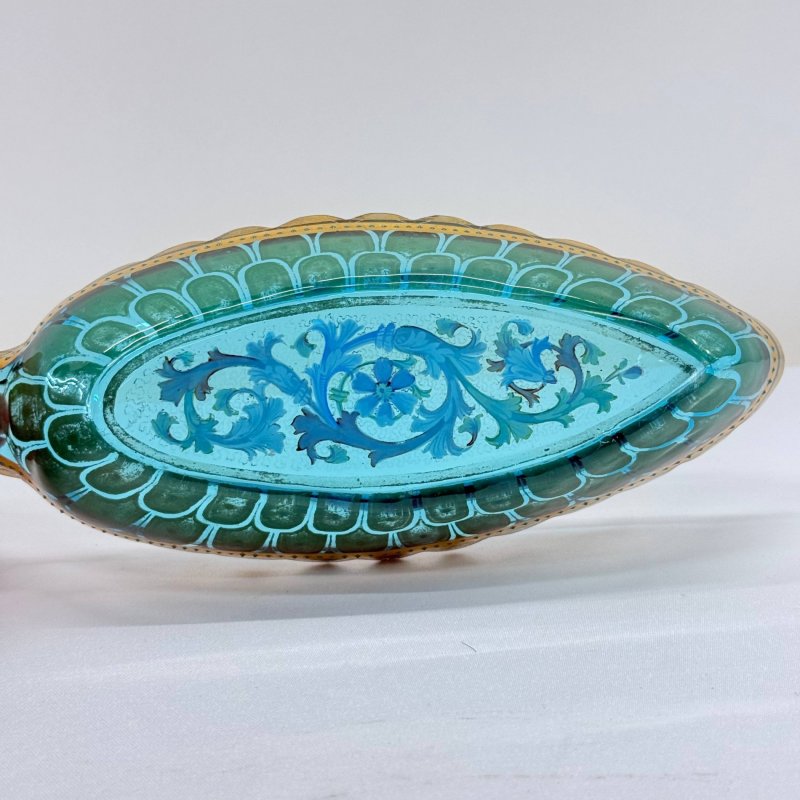 Декоративное блюдо в форме листа