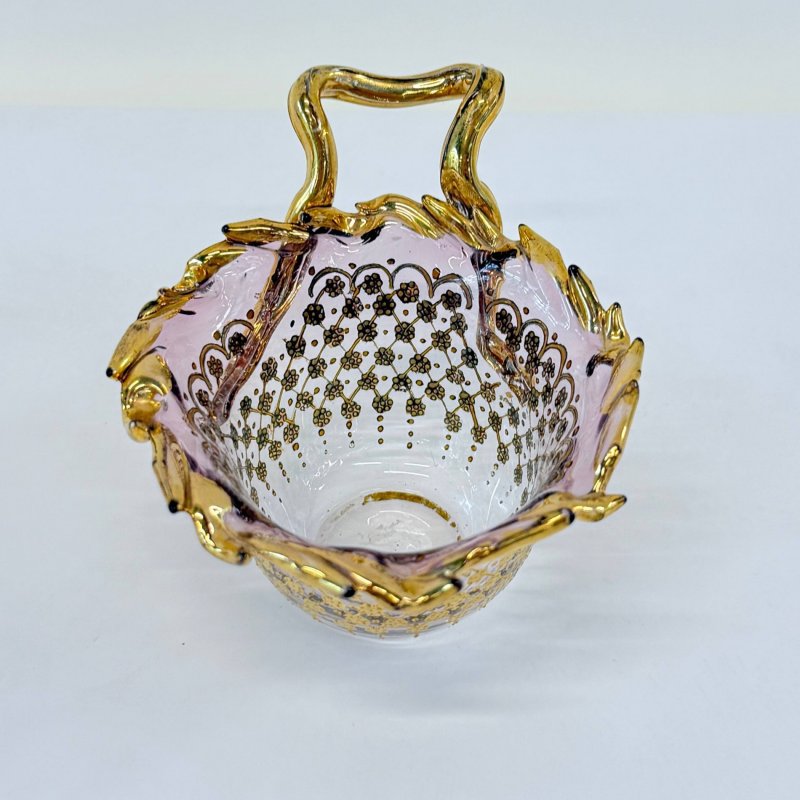 Вазочка с золоченой фигурной ручкой