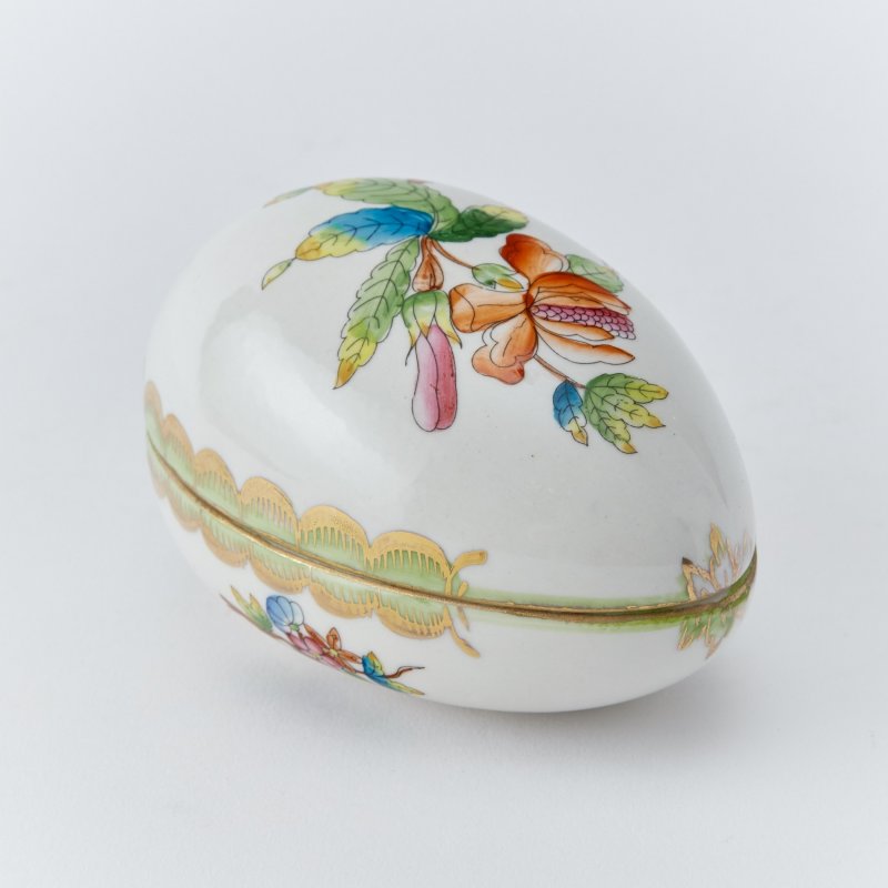 Фарфоровая шкатулка в форме яйца с ручной росписью 
