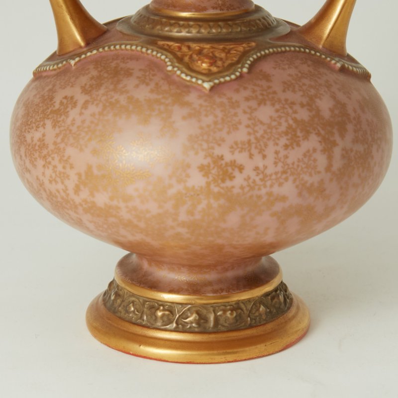 Старинная ваза нежно-розового оттенка с ручками