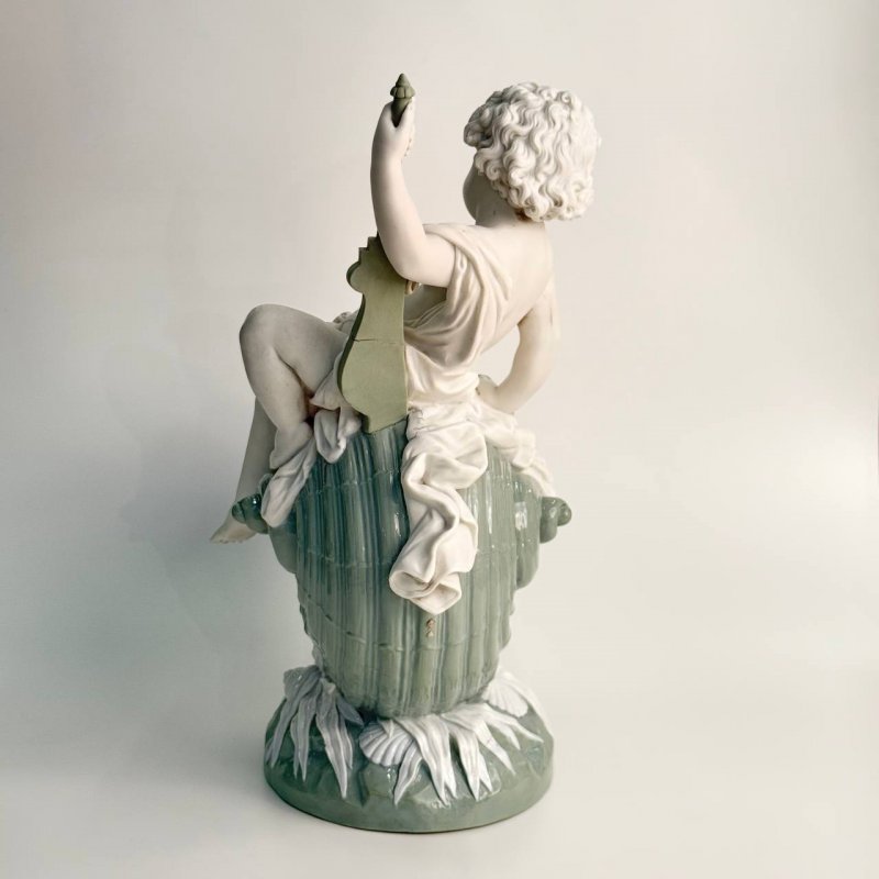  Путти с музыкальным инструментом на раковине