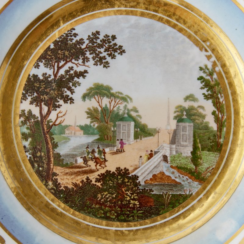 Старинная тарелка Вид Триумфальных ворот города Гатчины