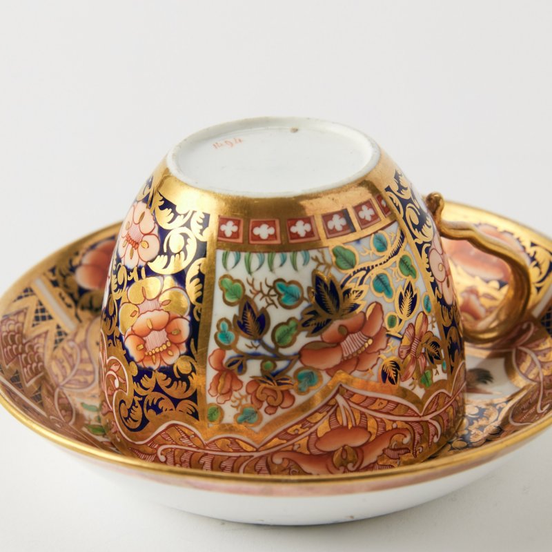 Коллекционная чашка с блюдцем в стиле имари 